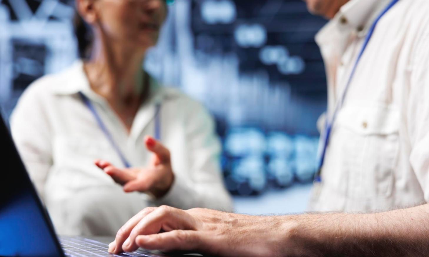 Arbeitsplatz mit Analysewerkzeugen und Datenvisualisierungen